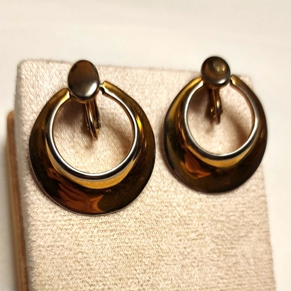 VINTAGE GOLD TONE CLIP-ON HOOP EARRINGS BOLD MODERNIST DESIGN - Picture 1 of 6